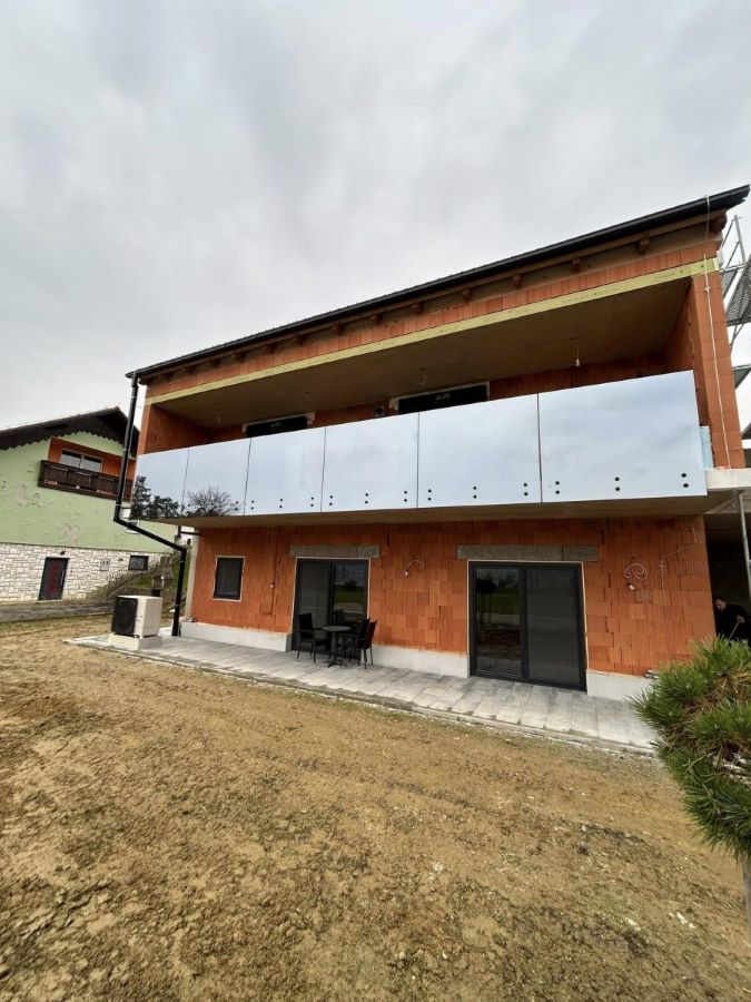 Zasteklitev balkonske ograje
