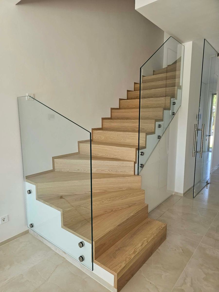 Steklena ograja ob stopnišču s točkovnimi INOX nosilci